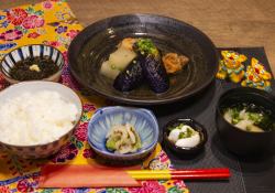 【金】日替わり定食（鶏唐揚げと茄子の煮浸し）