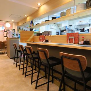 There are a total of five counter seats available.This is a special seating area where you can enjoy Okinawan cuisine in a relaxed and calm atmosphere for one person or a small group.Recommended for those who want to enjoy a quiet meal.