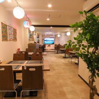 There are two tables available for four people.This is a place where you can enjoy Okinawan cuisine in a relaxed atmosphere with your family and friends.Ideal for small to large groups.