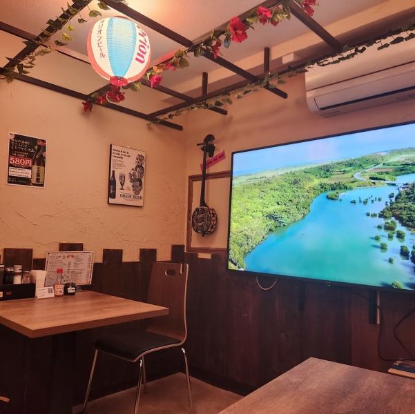 [Leave your banquets to us! Enjoy a special moment in a spacious space] Our restaurant offers banquet-style dining, with four-person tables that can be connected together to accommodate small or large groups.It is equipped with a 65-inch 4K monitor that can be used for video playback, slideshows, and other presentations.Enjoy a special time with Okinawan cuisine and warm hospitality.