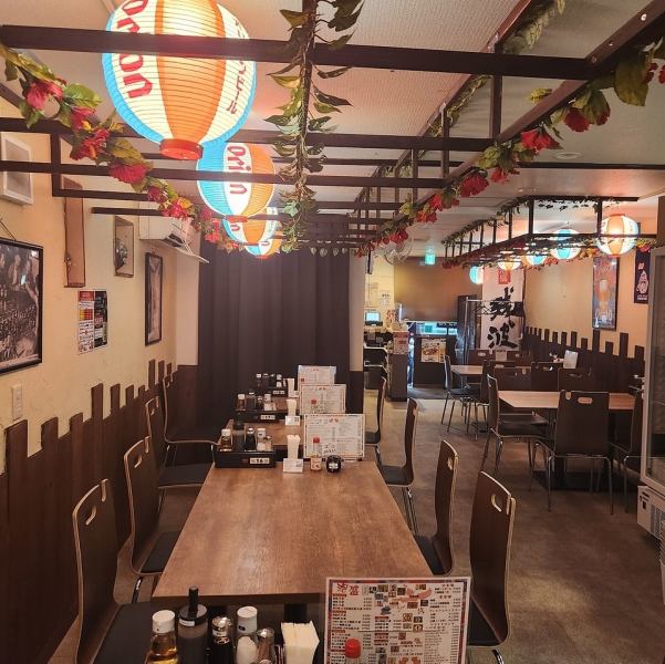 [Bright and spacious! A comfortable and relaxing space] The interior of the store is bright and spacious, with a white base.Wood accents and soft lighting create a warm, relaxing atmosphere.You can enjoy a comfortable stay whether you are traveling alone, with your family, or with a group.Enjoy Okinawan cuisine in a luxurious space that will add a special touch to your time!