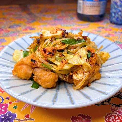 鶏唐揚げとタマナーの島ラー油ちゃんぷるー