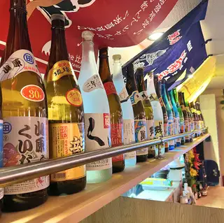 We have a total of 4 counter seats available.This is a special seating area where you can enjoy Okinawan cuisine in a relaxed and comfortable atmosphere, whether you are dining alone or with a small group.This restaurant is recommended for those who want to enjoy a meal in peace and quiet.