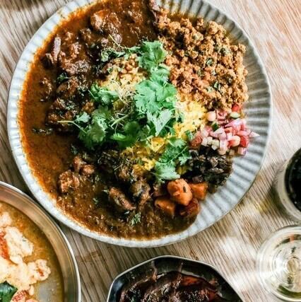 女子会や宴会に◎出汁が効いたスパイスカレーやスパイス料理と、お酒が楽しめる！