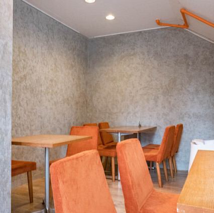 カジュアルな内装と大人な料理の空間をお楽しみください。