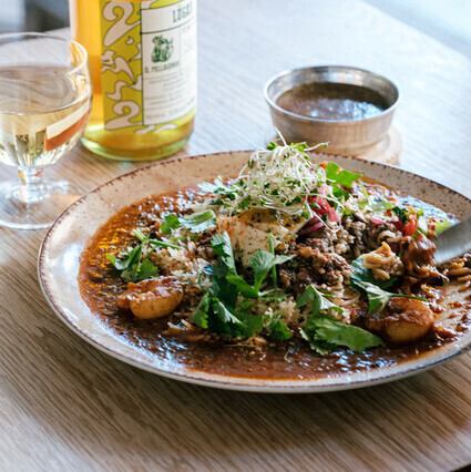 【出汁が香る】魚介や肉の旨味が凝縮◎週替わりで楽しめる本格スパイスカレーのあいがけプレート