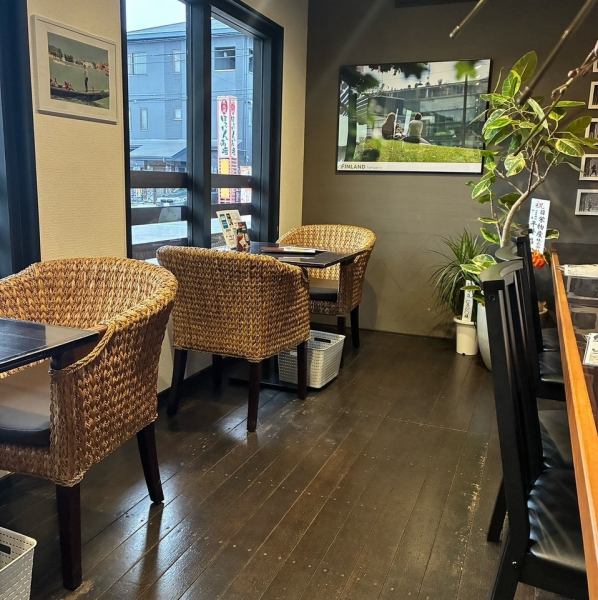 【温かみある空間】自然光がたっぷりと差し込む、明るく心地よい雰囲気の店内です。観葉植物もありリラックスしてお過ごしいただけます。ぜひ心地よいひとときをお過ごしください♪お客様のご来店を心よりお待ちしております。