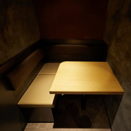 It is a table seat for two people in a private room.It is a quiet and calm space, so you can spend a special time that can only be experienced here.