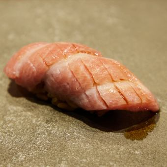 【ランチ】鮨コース◆赤酢と白酢をネタによって使い分けるこだわりのシャリで舌鼓　※土日祝のみ