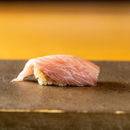 【ランチ】鮨コース◆赤酢と白酢をネタによって使い分けるこだわりのシャリで舌鼓　※土日祝のみ