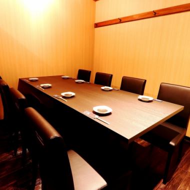 We have table seats that can accommodate up to 8 people.It is used in a private room, so please come to a private drinking party.