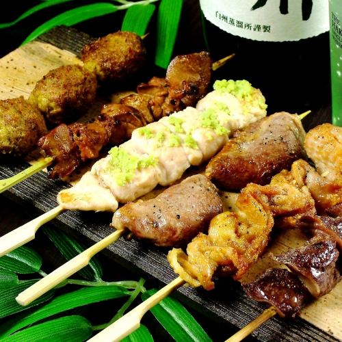 [Excellent compatibility with sake] "Kushiyaki" is also available, which is finished with special salt such as liver, sand shavings, onion and immovable popular "salt meatballs".
