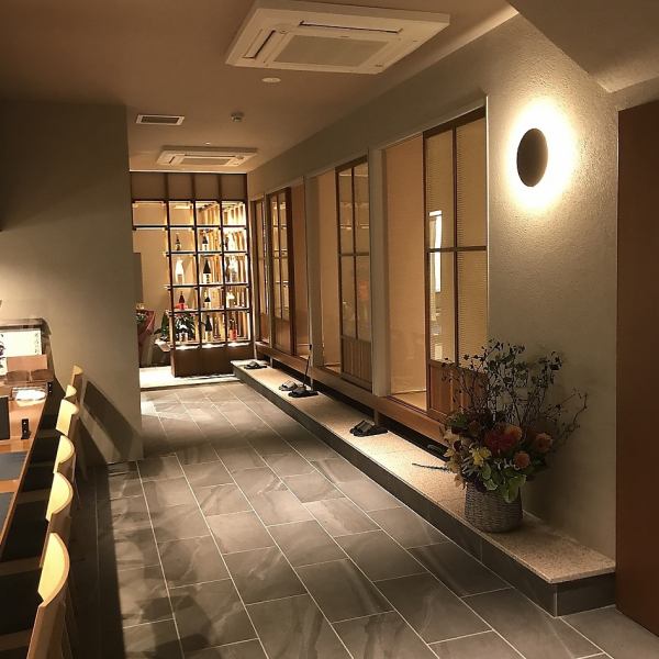 店内は落ち着いた大人の雰囲気です。こだわりの上質な空間でお食事をお楽しみください。