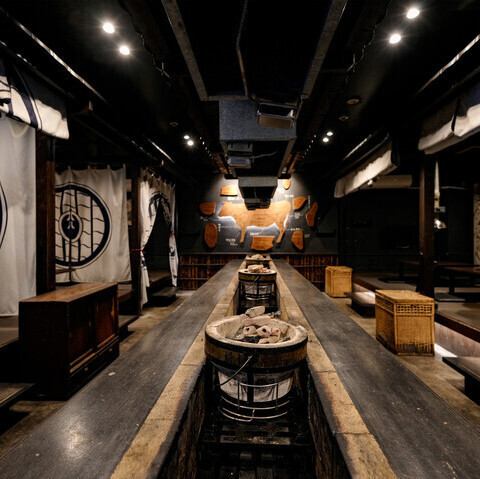 大型宴会に対応可能な広々とした店内空間を備えております!長テーブルを組み合わせたレイアウトで、最大10名様まで一度に楽しめる設計です。落ち着いた照明と木調インテリアが、にぎやかな集まりにも心地よい雰囲気を演出します◎貸切や団体利用にも柔軟に対応できるので、企業宴会や同窓会にもご活用いただけます。