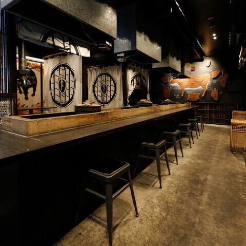 少人数で落ち着いた時間を楽しめるテーブル席を複数ご用意!デートや友人との食事にも利用しやすく、席間隔にも配慮しています。カウンター席も設置されており、職人が焼き上げる様子を目の前で楽しみながらお召し上がりいただける贅沢な時間を演出します★温かみのある木の質感が包み込む空間です。