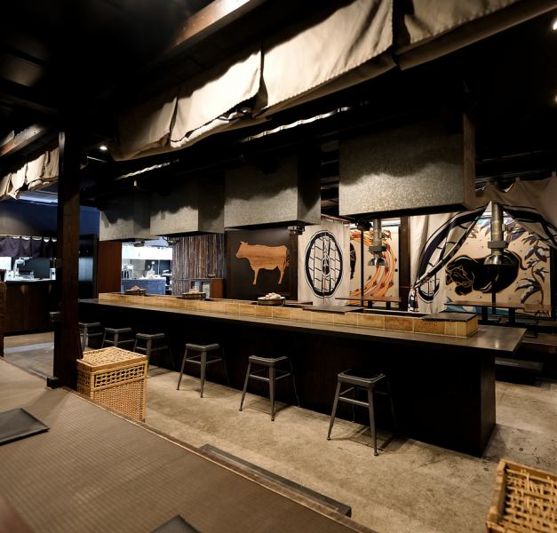 大型宴会に対応可能な広々とした店内空間を備えております！長テーブルを組み合わせたレイアウトで、最大10名様まで一度に楽しめる設計です。落ち着いた照明と木調インテリアが、にぎやかな集まりにも心地よい雰囲気を演出します◎貸切や団体利用にも柔軟に対応できるので、企業宴会や同窓会にもご活用いただけます。