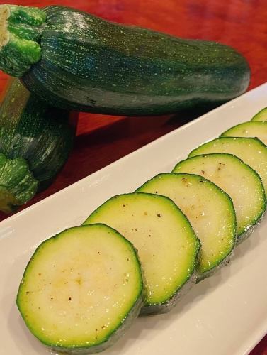 本日のオススメ
『上タン塩焼き』
贅沢にタン下を取り除いた美味しい牛タンあります♪
『和牛ハラミ』
今日のハラミも美味しい‼️オススメですよー。
『和牛カルビ』
鹿児島県産黒毛和牛のカルビ。
『ズッキーニ』
オリーブオイルとニンニクで味付けしたズッキーニを炭火で焼くとほっくら美味しいです！今が旬のオススメ野菜です‼️

#三千浦 #国立 #谷保 #国立グルメ #国立ランチ #国立ディナー #焼肉 #焼肉レストラン #A5ランク #黒毛和牛 ＃ホルモン #ワイン #個室 #記念日利用 #焼肉屋 #くにたち #肉 #肉好き #肉スタグラム #グルメ #東京グルメ #焼肉部 #instafood #instagood #レディースデー #冷麺ランチ