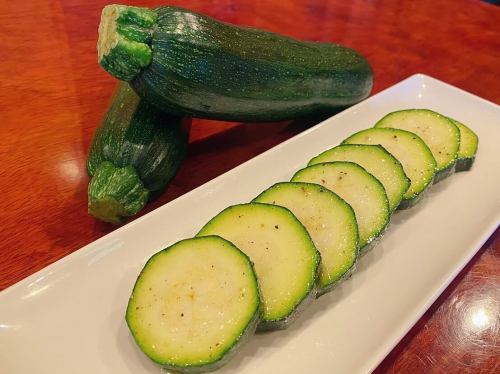 今日は『肉の日』🍖
和牛カルビが30％OFFのお得な日🉐
本日のカルビは鹿児島県産黒毛和牛。

お席もだいぶうまってきてます。20時以降であれば比較的スムーズにご案内できると思います。

本日のオススメ
『ズッキーニ』です‼️
炭火で焼くと美味しいですよ♪
是非一度お試しくださいね〜‼️

#三千浦 #国立 #谷保 #国立グルメ #国立ランチ #国立ディナー #焼肉 #焼肉レストラン #A5ランク #黒毛和牛 ＃ホルモン #ワイン #個室 #記念日利用 #焼肉屋 #くにたち #肉 #肉好き #肉スタグラム #グルメ #東京グルメ #焼肉部 #instafood #instagood #レディースデー #冷麺ランチ