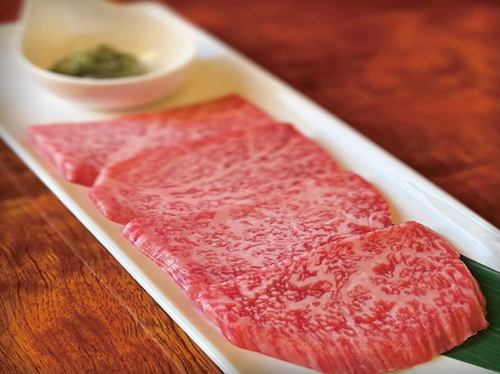 毎月29日は『肉の日』🍖明日は肉の日です♪
和牛カルビが30％offのお得な日です🉐
『肉の日』のランチタイムはご予約を受け付けておりません。
直接ご来店下さい。ディナータイムは通常通りご予約を受け付けております。

大人気のアスパラガス。
春物と夏物の切替わり時期で収穫がなく入荷できないので…
ズッキーニ450円 はじめました！
期間限定。今が旬のズッキーニです！
炭火で焼くとほっくら美味しい！オススメです。
是非ご賞味下さい♪

カイノミが今だけお得！
霜降りと赤身のバランスが良い希少部位『カイノミ』が今だけ特別価格‼️
3000円→2500円に！
オススメは『塩わさカイノミ』！
ワサビとカイノミが良くあいます。

期間限定『桜えびの冷麺』在庫がある限りです！
なくなる前にどうぞご賞味くださいね♪

#三千浦 #国立 #谷保 #国立グルメ #国立ランチ #国立ディナー #焼肉 #焼肉レストラン #A5ランク #黒毛和牛 ＃ホルモン #ワイン #個室 #記念日利用 #焼肉屋 #くにたち #肉 #肉好き #肉スタグラム #グルメ #東京グルメ #焼肉部 #instafood #instagood #レディースデー #冷麺ランチ