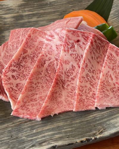 美味しいレバー入荷‼️
新鮮で美味しいレバーです。角切りレバーを炙って自家製ごま油で食べる『レバカク』がオススメですよ♪

美味しいリブロースもあります‼️
仙台牛の霜降りで柔らかく旨味たっぷりのリブロース。
脂もサラッとして口どけ良くオススメのお肉です。

本日は和牛ハラミもオススメです！

#三千浦 #国立 #谷保 #国立グルメ #国立ランチ #国立ディナー #焼肉 #焼肉レストラン #A5ランク #黒毛和牛 ＃ホルモン #ワイン #個室 #記念日利用 #焼肉屋 #くにたち #肉 #肉好き #肉スタグラム #グルメ #東京グルメ #焼肉部 #instafood #instagood #レディースデー #レバー #リブロース