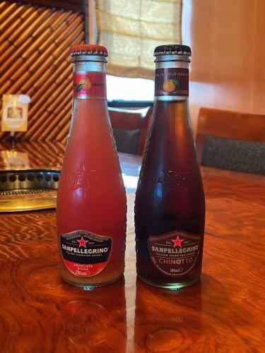 全新軟飲上市！
🇮🇹義大利氣泡飲料“聖培露”

“木內780日元”
它的味道與精釀可樂類似，甜中帶苦。

“Arancia Tarossa 800日圓”
一杯成熟的血橙汽水。

熱愛義大利的大廳經理挑選的無酒精氣泡飲料🇮🇹♪
請嘗試一下♪

#Michiura #Kunitachi #Yaho #KunitachiGourmet #KunitachiLunch #KunitachiDinner #Yakiniku #YakinikuRestaurant #A5Rank #WagyuBeef #Hormone #Wine #PrivateRoom #TMetkinikuRokkRMjMskokMogotah #MoMikhihi #MokhijjkerMot #MoMialhihi #MoMialhihi #MoMijalhijahhmMjt #MoMmMjjkerhio #MoMijalhihi #MoMialhihM #M #YakinikuClub #Instafood #Instagood #Women'sDay #Sanpellegrino