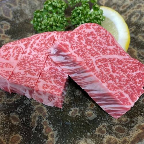 今月のオススメランチ

『国産牛レバニラ炒め定食1500円』
焼肉屋さんのレバニラ炒め‼️
鶏や豚レバーではなく、贅沢に国産牛レバーを使用
レバーの旨さが違います‼️

『ステーキ丼ランチ1800円』
旨味のあるアウトサイドを使用
ジューシーで旨味のある焼肉屋さんのステーキ丼‼️

本日のオススメ

『特選しいたけ焼700円』
新潟県産の大きなしいたけ
炭火で焼くと美味しいです‼️

『特上和牛ヒレ』
沖縄県産の黒毛和牛の生ヒレです
数量限定で4980円→3980円の特売中です‼️
言わずと知れた最高級部位、この機会に是非ご賞味くださいませ♪

#三千浦 #国立 #谷保 #国立グルメ #国立ランチ #国立ディナー #焼肉 #焼肉レストラン #A5ランク #黒毛和牛 ＃ホルモン #ワイン #個室 #記念日利用 #焼肉屋 #くにたち #肉 #肉好き #肉スタグラム #グルメ #東京グルメ #焼肉部 #instafood #instagood #新潟県 #しいたけ #沖縄県 #ヒレ　#レバニラ炒め定食