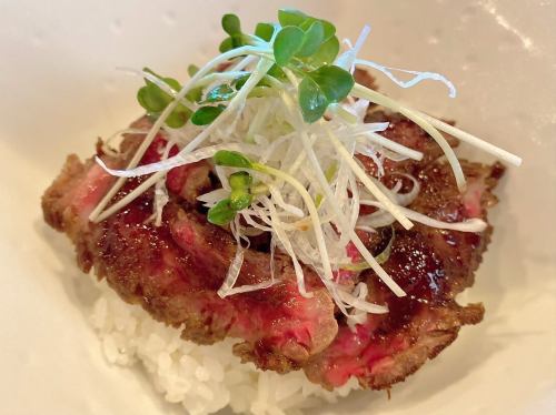 11月のオススメランチ
『国産牛レバニラ炒め定食1500円』
国産牛レバーが美味しいレバニラ炒め‼️
『ステーキ丼ランチ1800円』
旨味のあるハラミを使用したステーキ丼‼️
#三千浦 #国立 #谷保 #国立グルメ #国立ランチ #国立ディナー #焼肉 #焼肉レストラン #A5ランク #黒毛和牛 #ホルモン #ワイン #個室 #記念日利用 #焼肉屋 #くにたち #肉 #肉好き #肉スタグラム #グルメ #東京グルメ #焼肉部 #instafood #instagood #ステーキ丼 #レバニラ