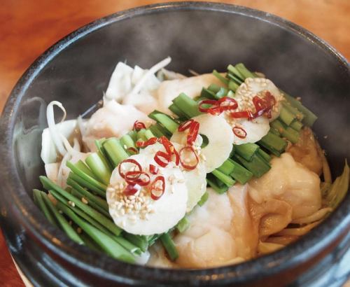 寒いですね…
寒いの苦手です…
こんな日にオススメは…
『博多風モツ鍋』
新鮮な国産小腸がぷりぷりで美味しい。
田子町産のにんにくも入って体が温まります‼️
#三千浦 #国立 #谷保 #国立グルメ #国立ランチ #国立ディナー #焼肉 #焼肉レストラン #A5ランク #黒毛和牛 #ホルモン #ワイン #個室 #記念日利用 #焼肉屋 #くにたち #肉 #肉好き #肉スタグラム #グルメ #東京グルメ #焼肉部 #instafood #instagood #レディースデー #モツ鍋