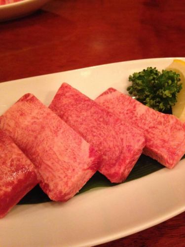 本日のオススメ
『厚切り上タン塩焼き』
1頭から1切れだけとります。
牛タンの1番根本の部分だけを集めた逸品‼️
肉厚なのに柔らかくてジューシー
秘密の裏メニュー今だけ販売中ですよ〜!
#三千浦 #国立 #焼肉 #上タン