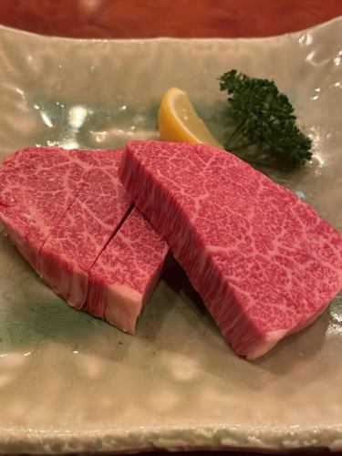 本日のオススメ
『レバカク1400円』
美味しいレバーあります‼️
新鮮な角切りレバーを自家製ごま油で食べる人気商品‼️
臭みのないレバーと自家製ごま油の香りが絶品です。
『特上和牛ヒレ』
沖縄県産黒毛和牛の美味しいヒレが特売中です‼️
本日最終日。4980円→3980円に!
この機会に是非味わってください♪
『特選しいたけ焼700円』
新潟県産の肉厚で美味しい椎茸‼️
炭火で焼くとジューシーで美味しいですよ〜
他にも『和牛ハラミ』『和牛カルビ』『上ミノ塩焼き』などが本日イチオシです♪
#三千浦 #国立 #谷保 #国立グルメ #焼肉