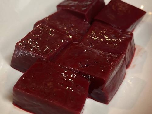 本日のオススメ
『いちごのミルフィーユ750円』
季節限定デザート!たっぷりディプロマットクリームとイチゴのアイス感覚ミルフィーユ‼️
『レバカク1400円』
新鮮な角切りレバーを自家製ごま油で食べる当店オリジナルレバー‼️レバー好きにはたまらない逸品です‼️
#三千浦 #国立 #谷保 #国立グルメ #レバー