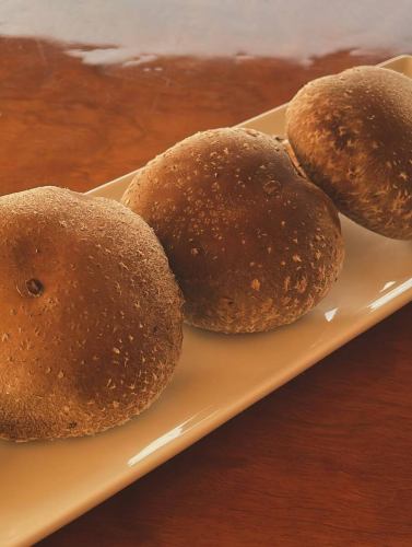 今天的推荐
“肝酱 1400日元”
我们有美味的肝脏!
一道广受欢迎的菜肴,以新鲜切丁的肝脏搭配自制芝麻油烹制而成!
无腥味的肝脏和自制芝麻油的香气令人赞叹。
特级和牛菲力牛排
美味的冲绳黑毛和牛牛柳现正热卖!
今天是最后一天。4,980日元 → 3,980日元!
请抓住这个机会尝试一下!
“特选烤香菇 700日元”
来自新潟县的肥美香菇!
用炭火烤制后,它鲜嫩多汁,美味可口。
今日其他推荐菜品包括和牛裙边牛排、和牛烤排骨和特级盐烤牛肚。
#道浦 #Kunitachi #Yaho #KunitachiGourmet #Yakiniku