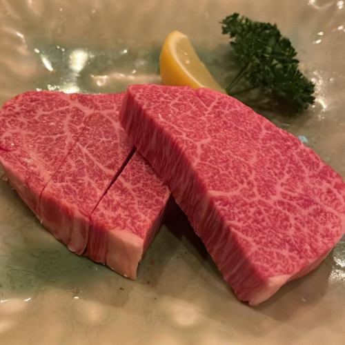 冲绳黑毛和牛
本周末特价“顶级和牛菲力牛排”!!
最精彩的部分,毋庸置疑!
“特级和牛菲力牛排”通常售价为4980日元……
仅售3980日元!!
它脂肪含量低,口感软嫩。
千万不要错过品尝顶级和牛牛柳的机会!
我们有美味的肝脏现货!
我们推荐“肝脏料理”,它是用新鲜的鸡肝丁和自制芝麻油烹制而成的!
它尝起来就像生肝!
⚠️切勿生食!
食用前一定要加热!
#肝脏 #烤肉 #和牛菲力 #Kunitachi