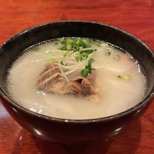 今天的推薦
“Gomtang 1,480日圓”
“牛骨湯包 1,730日元”
這道湯是用牛尾慢燉5小時製成的。
這道純白色的湯出乎意料地清淡。
佐以大量蔥花和辣椒即可。
這是一道典型的韓國湯。

#Sancheonpo #Kunitachi #Yakiniku #Gomtang