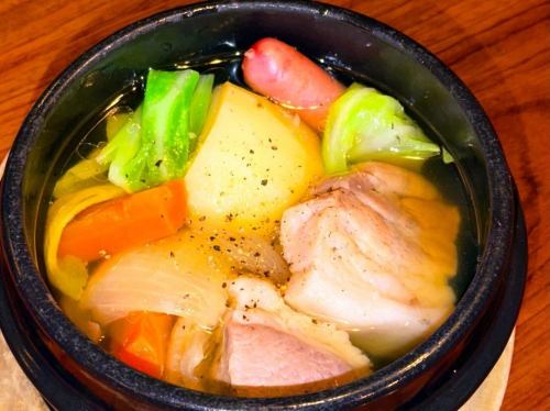 1月の日替わりランチ

『ポトフランチ1600円』
ライス、サラダ、小鉢、ナムル、コーヒー付
体も心も温まる、じっくり煮込んだポトフです

『レバニラ炒め定食1500円』
ライス、サラダ、小鉢、スープ、コーヒー付
国産牛レバー使用‼️レバーの旨さが違うレバニラ‼️

『ポッサムランチ1480円』
ライス、サラダ、小鉢、ナムル、スープ、コーヒー付
豚バラを白菜に包んで食べる韓国料理です。

『味噌豚ランチ1780円』
ライス、サラダ、小鉢、ナムル、スープ、コーヒー付
人気の豚カルビランチが味噌味で登場〜
ご飯が進みます〜‼️

#三千浦 #国立 #谷保 #国立グルメ #国立ランチ