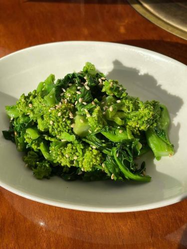 本日のオススメ
『菜の花のナムル』
今しか食べれない季節限定ナムル。
ほんのりした苦味が美味しいナムルです。

『ポッサム』
コチラも季節限定。
豚肉を白菜に包んで食べる韓国料理。

『レバカク』
新鮮な角切りレバーを自家製ごま油で食べる人気メニュー！

『和牛ハラミ』
美味しいハラミ入荷してます。
希少な和牛のハラミ。独特の歯応えで旨味がばっちりです。

『上ミノ塩焼』
臭みがなく美味しいミノです。味噌味もいいですが、オススメは塩‼️

#三千浦 #国立 #谷保 #国立 #焼肉