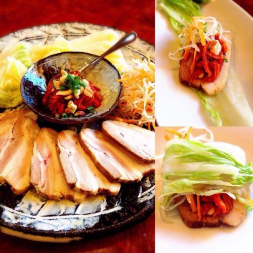 本日のオススメ

『ポッサム』
焼豚の様に煮込んだ豚肉を辛いキムチの様な薬味と一緒に白菜に包んで食べる韓国料理です。豚肉と薬味、白菜のコラボレーションが美味しい逸品です。

『レバカク』
角切りレバーを自家製ごま油で食べる人気メニュー♪

『菜の花のナムル』
この季節だけ食べられるナムルです。
ほんのりした苦味と自家製ごま油の香りが美味しい逸品です。

『いちごのミルフィーユ』
季節限定スウィーツ‼️たっぷりのクリームといちごをサクサクのパイで挟んだアイス感覚のミルフィーユ。

『和牛ハラミ』
美味しい希少な和牛のハラミ入荷してます〜‼️

#三千浦 #国立 #谷保 #国立グルメ #焼肉