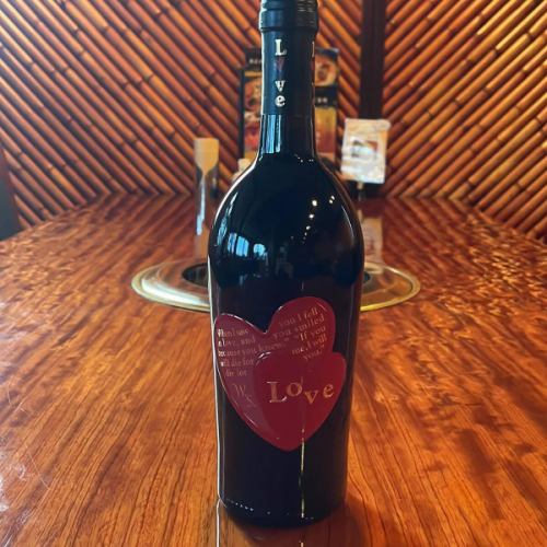 今日と明日はワインの日🍷
全てのワインが20％OFFのお得な日🉐

今月のオススメワイン🍷
『ナターレ・ヴェルガ』
ハートのラベルが可愛いボトルのワインです。
イタリア、芳醇なチェリーやプラムの果実味と柔らかなタンニンのバランスが程よく、ほんのりとカカオが香る愛らしい味わい。
ロミオとジュリエットをモチーフに作られたこのワインは、戯曲の舞台ヴェローナがあるヴェネト州産。
凝縮されたぶどうの程よい甘みがロミオとジュリエットのような愛を深めるお手伝いをしてくれそうですね。

#三千浦 #国立 #ワイン #国立グルメ #焼肉