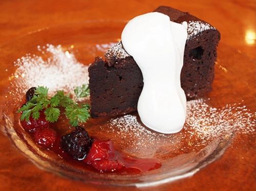 焼肉屋さんだけど自家製‼️
オススメのスウィーツ

『ガトーショコラ650円』
チョコレート本来の美味しさとコクがあります。
自家製のチョコレートケーキ♪

『いちごのミルフィーユ750円』
たっぷりのディプロマットクリームといちごをサクサクのパイに挟んだアイス感覚ミルフィーユ♪

本日のオススメ

『ポッサム1080円』
豚肉を白菜に包んで食べる韓国料理です。
豚肉とキムチのような薬味、白菜のコラボレーションがたまりません〜

『レバカク1400円』
角切りレバーを自家製ごま油で食べる！
臭みのないレバーと自家製ごま油の香りが美味しい‼️

『和牛ハラミ』
希少な和牛のハラミです♪
霜降りで柔らかく旨味がばっちり！
今年一良いハラミ入荷ですっ‼️

『菜の花のナムル』
ほんのりした苦味と自家製ごま油の香りが美味しい季節限定ナムル‼️

#三千浦 #国立 #谷保 #国立グルメ #焼肉