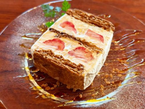 焼肉屋さんだけど自家製‼️
オススメのスウィーツ

『ガトーショコラ650円』
チョコレート本来の美味しさとコクがあります。
自家製のチョコレートケーキ♪

『いちごのミルフィーユ750円』
たっぷりのディプロマットクリームといちごをサクサクのパイに挟んだアイス感覚ミルフィーユ♪

本日のオススメ

『ポッサム1080円』
豚肉を白菜に包んで食べる韓国料理です。
豚肉とキムチのような薬味、白菜のコラボレーションがたまりません〜

『レバカク1400円』
角切りレバーを自家製ごま油で食べる！
臭みのないレバーと自家製ごま油の香りが美味しい‼️

『和牛ハラミ』
希少な和牛のハラミです♪
霜降りで柔らかく旨味がばっちり！
今年一良いハラミ入荷ですっ‼️

『菜の花のナムル』
ほんのりした苦味と自家製ごま油の香りが美味しい季節限定ナムル‼️

#三千浦 #国立 #谷保 #国立グルメ #焼肉