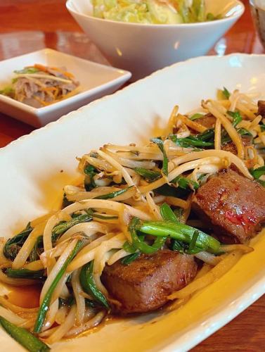 本月推薦午餐

“牛排碗午餐”
自製牛排醬汁和米飯簡直是絕配！

“蔥油雞肝套餐”
它之所以美味，是因為它是國產牛肝！
它非常受歡迎，所以我們將繼續提供！

“Motsunabe 午餐”
豬雜火鍋（Motsunabe）也將在本月底停售。
趁還能吃，讓我們最後再吃一次吧！

今天的烤排骨是仙台牛肉！ ！
我們也推薦「和牛烤排午餐」！

#道浦 #Kunitachi #Yaho #Kunitachi Gourmet #Yakiniku