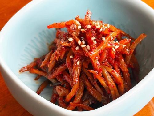 "Spring burdock kimchi 350 yen"
Seasonal kimchi is now available!
We used burdock root seasoned with a sweet and spicy gochujang sauce and homemade sesame oil to create a mild yet flavorful kimchi.