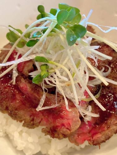 This month's recommended lunch
"Steak bowl lunch"
The homemade steak sauce goes perfectly with rice!
"Stir-fried liver and chives set meal"
It's delicious because it's domestically produced beef liver!!
It's so popular that we're continuing to offer it!
"Motsunabe Lunch"
Motsunabe (offal hot pot) will also be discontinued at the end of this month.
Let's eat it one last time while we still can!
Today's kalbi is Sendai beef!!
We also recommend the "Wagyu Kalbi Lunch"!
#Michiura #Kunitachi #Yaho #Kunitachi Gourmet #Yakiniku