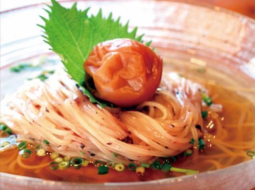 4月の月替りランチはじめました‼️
『梅冷麺ランチ1350円』
サラダ・小鉢・ナムル・ドリンク付き
特製梅ダレに絡めたさっぱり冷麺
『桜えびの冷麺ランチ1550円』
サラダ・小鉢・ナムル・ドリンク付き
えびの旨味と香りのあるスープ。
『石焼角煮ご飯ランチ1800円』
サラダ・小鉢・スープ・ドリンク付き
豚の角煮とアツアツ、カリカリの石焼ご飯が美味しい
『ネギ塩カルビ丼ランチ1800円』
ピリ辛ネギとカルビがうまい!
大人気
『国産牛レバニラ炒め定食1500円』
も継続してやってます♪
『焼肉ランチ2850円』
サラダ・小鉢・ナムル・スープ・ライス・ドリンク付き
カルビとハラミが食べられる焼肉ランチもオススメです♪
#三千浦 #国立 #谷保 #国立グルメ #焼肉