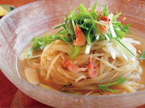 4月の月替りランチはじめました‼️
『梅冷麺ランチ1350円』
サラダ・小鉢・ナムル・ドリンク付き
特製梅ダレに絡めたさっぱり冷麺
『桜えびの冷麺ランチ1550円』
サラダ・小鉢・ナムル・ドリンク付き
えびの旨味と香りのあるスープ。
『石焼角煮ご飯ランチ1800円』
サラダ・小鉢・スープ・ドリンク付き
豚の角煮とアツアツ、カリカリの石焼ご飯が美味しい
『ネギ塩カルビ丼ランチ1800円』
ピリ辛ネギとカルビがうまい!
大人気
『国産牛レバニラ炒め定食1500円』
も継続してやってます♪
『焼肉ランチ2850円』
サラダ・小鉢・ナムル・スープ・ライス・ドリンク付き
カルビとハラミが食べられる焼肉ランチもオススメです♪
#三千浦 #国立 #谷保 #国立グルメ #焼肉