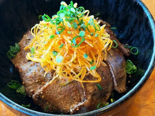 4月の月替りランチはじめました‼️
『梅冷麺ランチ1350円』
サラダ・小鉢・ナムル・ドリンク付き
特製梅ダレに絡めたさっぱり冷麺
『桜えびの冷麺ランチ1550円』
サラダ・小鉢・ナムル・ドリンク付き
えびの旨味と香りのあるスープ。
『石焼角煮ご飯ランチ1800円』
サラダ・小鉢・スープ・ドリンク付き
豚の角煮とアツアツ、カリカリの石焼ご飯が美味しい
『ネギ塩カルビ丼ランチ1800円』
ピリ辛ネギとカルビがうまい!
大人気
『国産牛レバニラ炒め定食1500円』
も継続してやってます♪
『焼肉ランチ2850円』
サラダ・小鉢・ナムル・スープ・ライス・ドリンク付き
カルビとハラミが食べられる焼肉ランチもオススメです♪
#三千浦 #国立 #谷保 #国立グルメ #焼肉