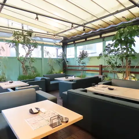 距离大名古屋大厦仅10秒路程！在我们宽敞的沙发座位上，享受轻松愉快的女生之夜吧！