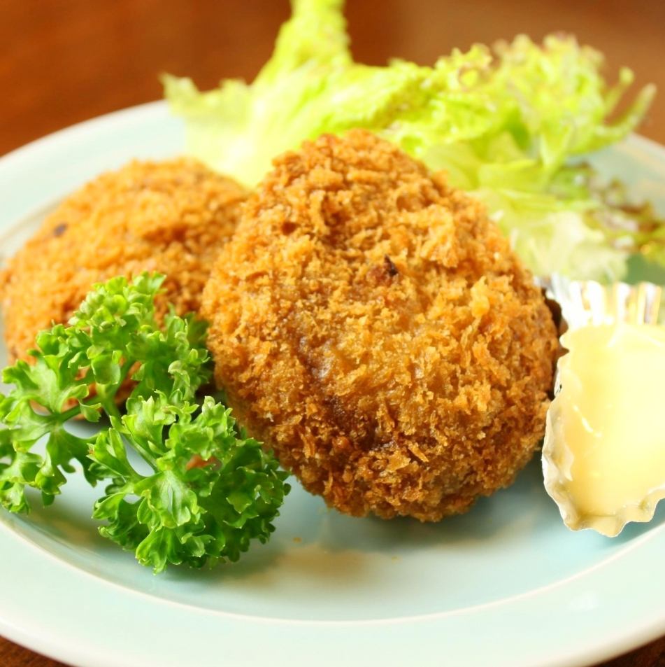 We have weekday lunches! We have hamburger steaks, deep-fried chicken, sashimi set meals, and more!