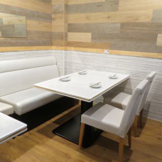 グループでの食事に最適なテーブル席をご用意。同僚との飲み会や仕事仲間との食事会など、ゆったり会話を楽しみながら季節の料理をお楽しみください！
