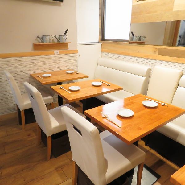 テーブル席2つご用意ございまして、最大10名様までご利用可能です!店内は貸切最大20名まで可!皆様に喜んでいただけるようなお料理と地酒でぜひ宴会にご利用ください!!